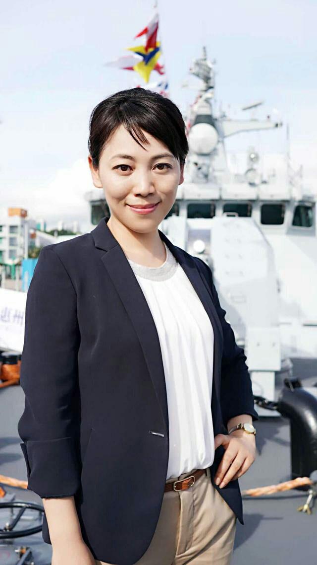 央视主持劳春燕:曾被传去世,与丈夫分居多年,年近半百仍似少女