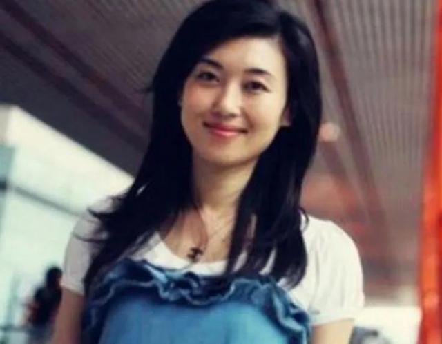 央视美女主持人李红：14岁辍学，18岁差点嫁人，今44岁风采依旧