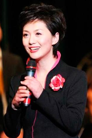 央视美女主播海霞,为练普通话嘴含石子,嫁给科学家幸福美满