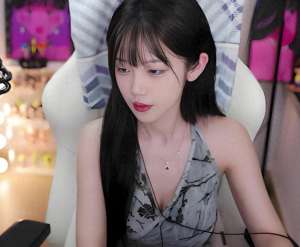 女主播艾琳在线(艾琳穿白色吊带直播，“哇塞”身材展露无遗，这不花钱可以看的？)