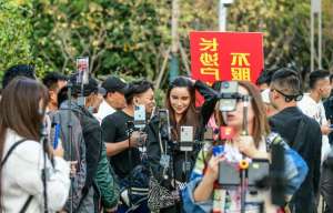 广州女主播 摩的(暗访低俗直播：当众嘶吼打骂、洗脚水淋头…声称日赚4万长沙多部门联合出手)
