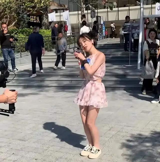 笑抽了!冯提莫成都秀胸,网友惊呼:审美大冲击