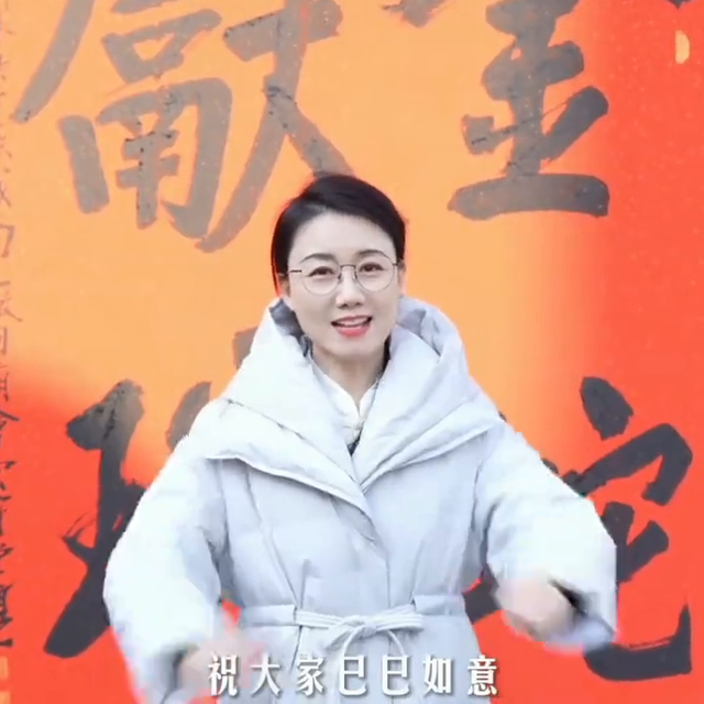 潇潇在河南给大家拜年,没想到,女主播是她第一个出现#与...