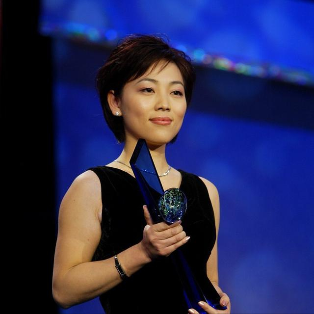 央视主持劳春燕:曾被传去世,与丈夫分居多年,年近半百仍似少女