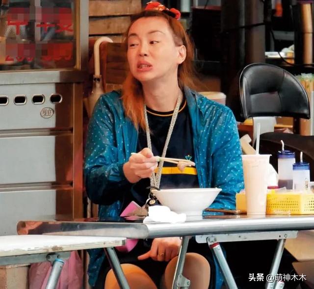 过气网红落魄现状!法拉利姐被母亲半夜赶出家,直播痛哭欠债百万
