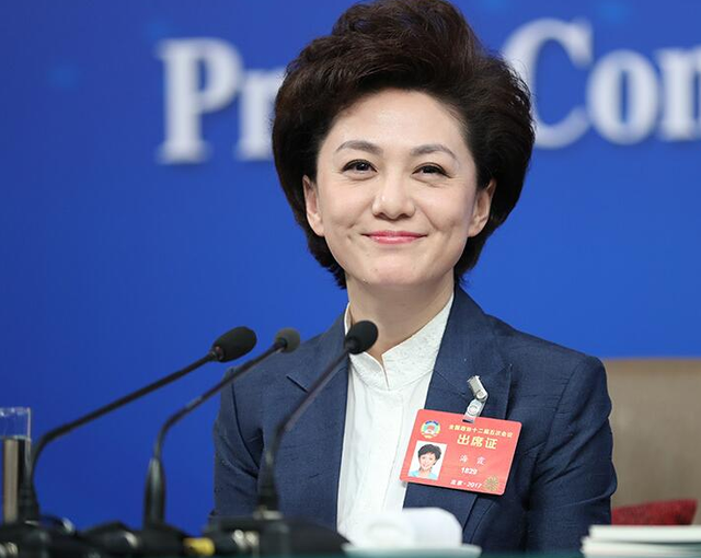 央视美女主播海霞,为练普通话嘴含石子,嫁给科学家幸福美满