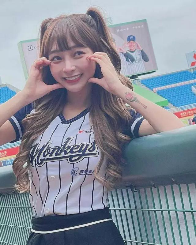 台湾女星上节目体验正骨,穿紧身衣多次走光,内衣被解仍配合演出