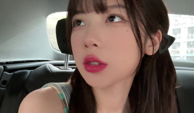 艾琳直播突发意外,肩带滑落险些走光,网友:故意的吧?