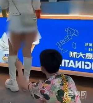 女主播半夜直播与路人(快手网红祁天道公共场合调戏女生 平台仅封禁15天惹网友愤慨)