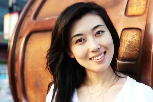 央视美女主持人李红：14岁辍学，18岁差点嫁人，今44岁风采依旧