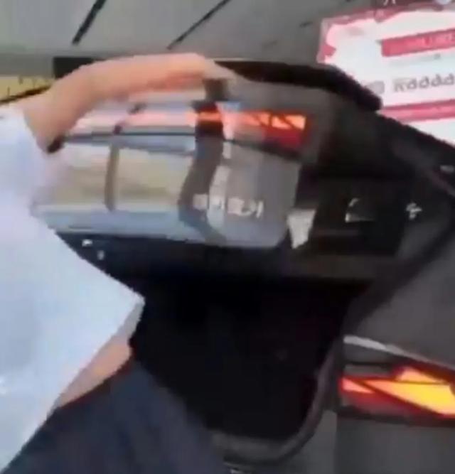 美女直播卖车惨叫痛哭,被防夹车门夹手,瘫软跪地再被吊起!