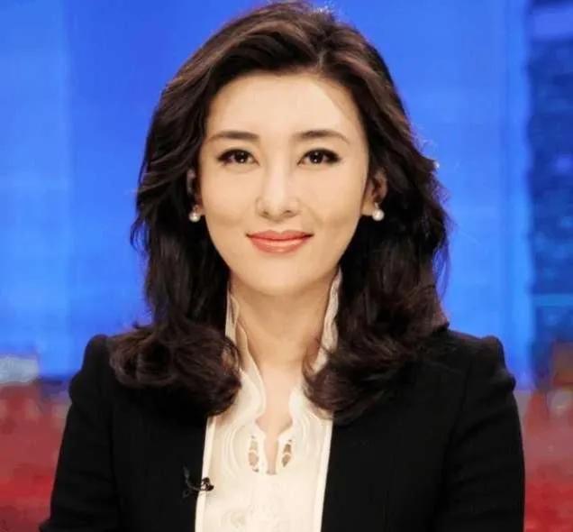 央视美女主持人李红：14岁辍学，18岁差点嫁人，今44岁风采依旧