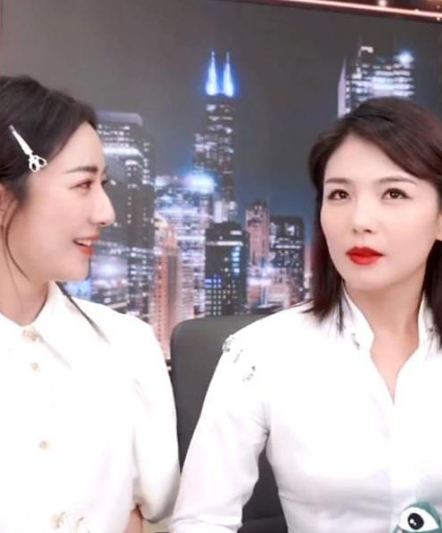 刘涛上薇娅直播间,白衬衫纽扣频频崩开,刘涛无奈自嘲“有料”