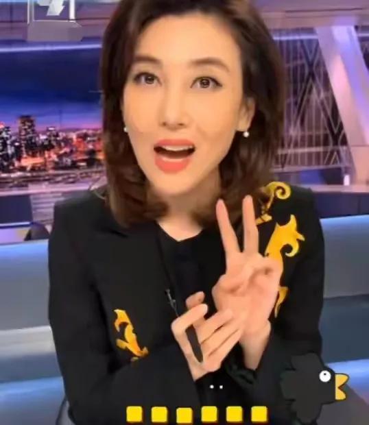 央视美女主持人李红：14岁辍学，18岁差点嫁人，今44岁风采依旧