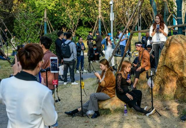 暗访低俗直播:当众嘶吼打骂、洗脚水淋头…声称日赚4万!长沙多部门联合出手