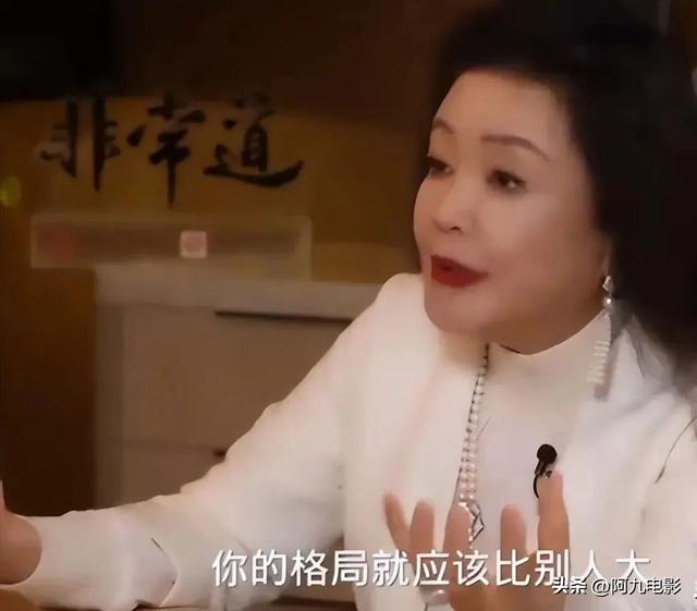 张兰直播模仿大S穿搭,卖胸贴、内衣外穿为带货毫无下限