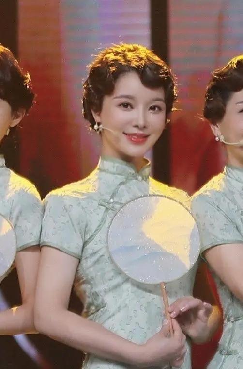 央视主持玩起“女团风”,朱迅站C位,9位女主持穿旗袍惊艳全场