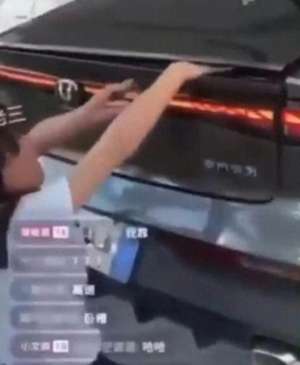 女主播下跪视频(美女直播卖车惨叫痛哭，被防夹车门夹手，瘫软跪地再被吊起)