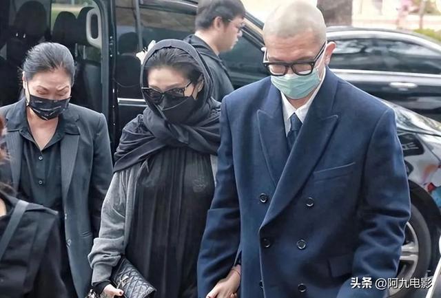 张兰直播模仿大S穿搭,卖胸贴、内衣外穿为带货毫无下限