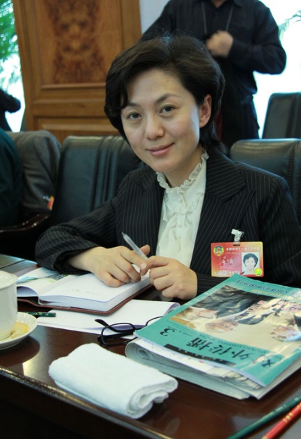 央视美女主播海霞,为练普通话嘴含石子,嫁给科学家幸福美满