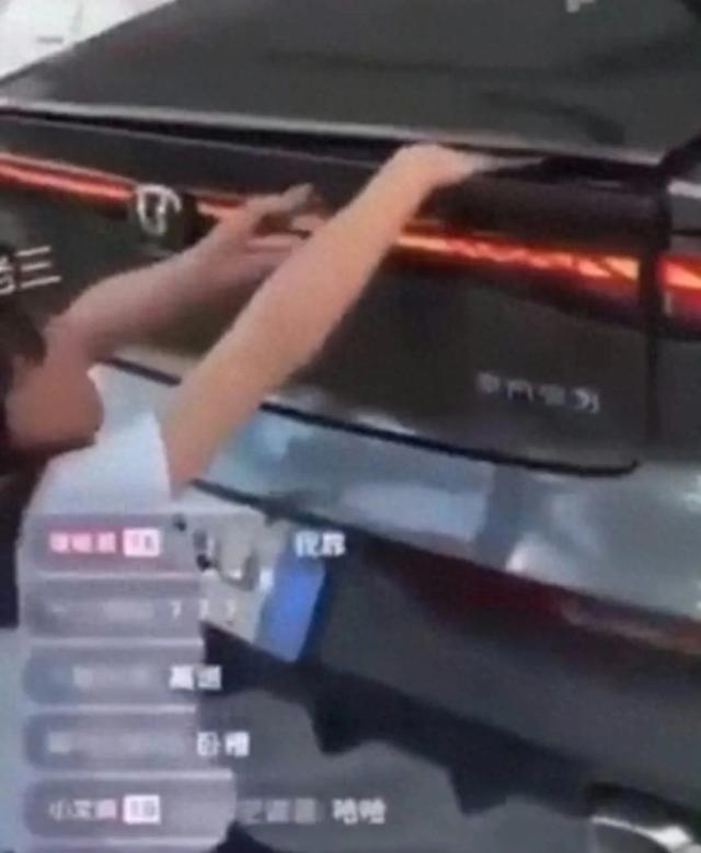 美女直播卖车惨叫痛哭,被防夹车门夹手,瘫软跪地再被吊起!