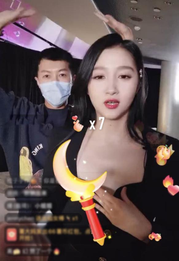 关晓彤穿低胸装捂胸口上直播,娇羞又清纯,被拍探班鹿晗一同过夜