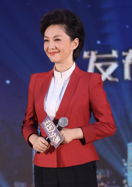 央视美女主播海霞,为练普通话嘴含石子,嫁给科学家幸福美满