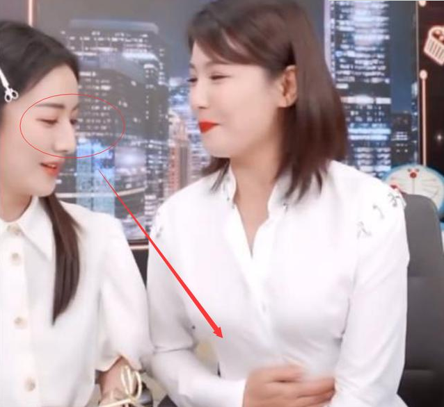 刘涛上薇娅直播间,白衬衫纽扣频频崩开,刘涛无奈自嘲“有料”