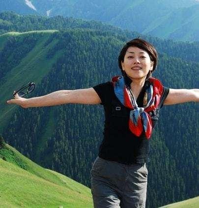 央视主持劳春燕:曾被传去世,与丈夫分居多年,年近半百仍似少女