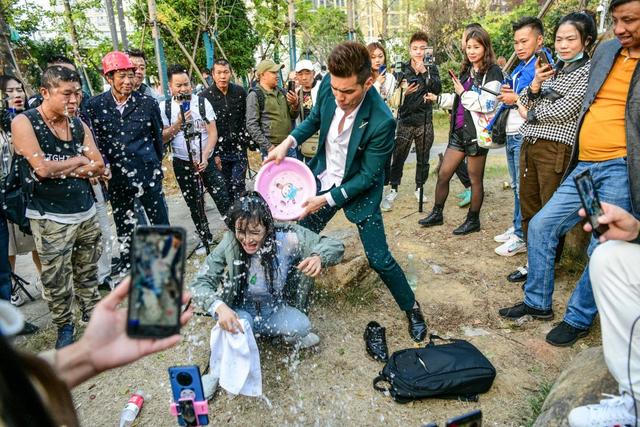 暗访低俗直播:当众嘶吼打骂、洗脚水淋头…声称日赚4万!长沙多部门联合出手