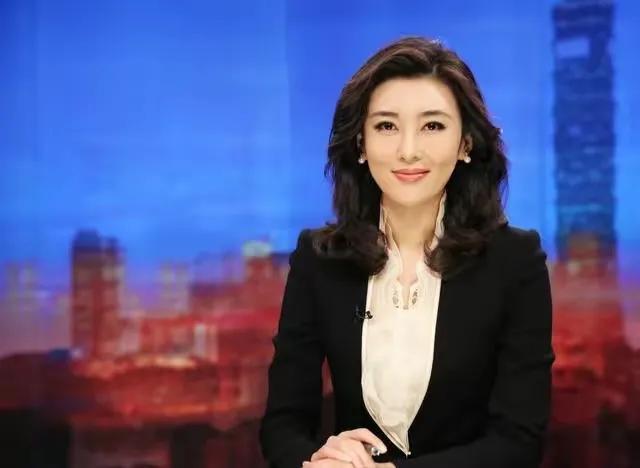 央视美女主持人李红：14岁辍学，18岁差点嫁人，今44岁风采依旧