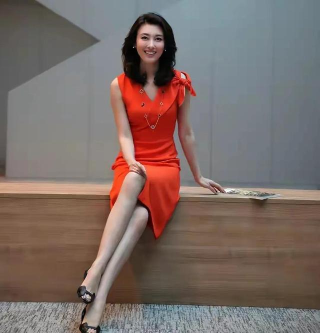 央视美女主持人李红：14岁辍学，18岁差点嫁人，今44岁风采依旧