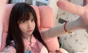 中国女主播学生装热舞(蔡萝莉街头大胆跳舞，挑战漫画白袜被盯上？同为顶流王小歪高情商)