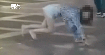 女主播光脚在广场爬行,网络直播不能没有底线
