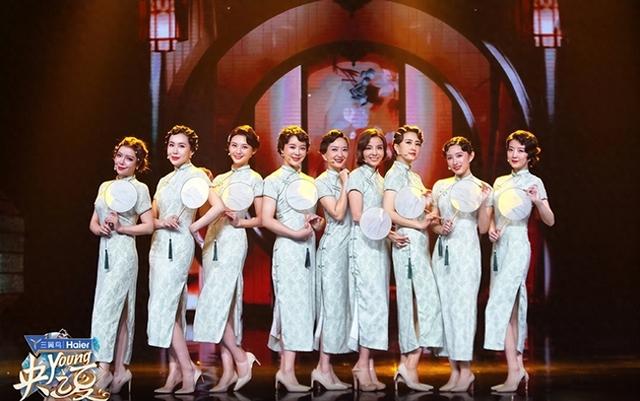 央视主持玩起“女团风”,朱迅站C位,9位女主持穿旗袍惊艳全场