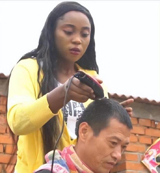 非洲姑娘嫁东北大叔,当上网红直播出轨,今带混血儿子回非洲生活