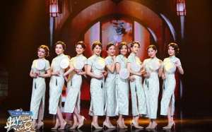 旗袍美女主播(央视主持玩起“女团风”，朱迅站C位，9位女主持穿旗袍惊艳全场)