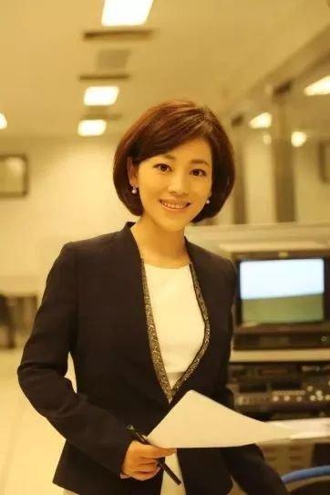 央视主持劳春燕:曾被传去世,与丈夫分居多年,年近半百仍似少女