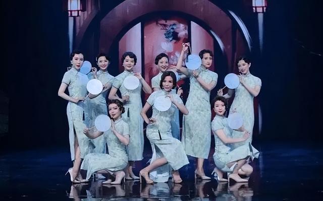 央视主持玩起“女团风”,朱迅站C位,9位女主持穿旗袍惊艳全场