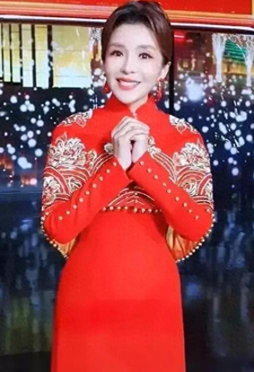 央视主持玩起“女团风”,朱迅站C位,9位女主持穿旗袍惊艳全场