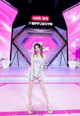 美女主播热舞福利(极品反差LPL著名女解说转行擦边主播？直播红衣吊带热舞撩人)