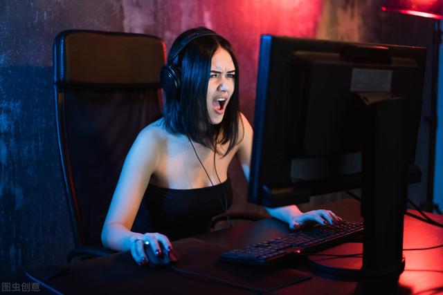 太刺激了,女主播直播时衣服滑落,赶快截图