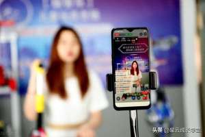 怎么做女主播赚钱(擦边直播的幕后真相：月入五万女主播的辛酸与反思)