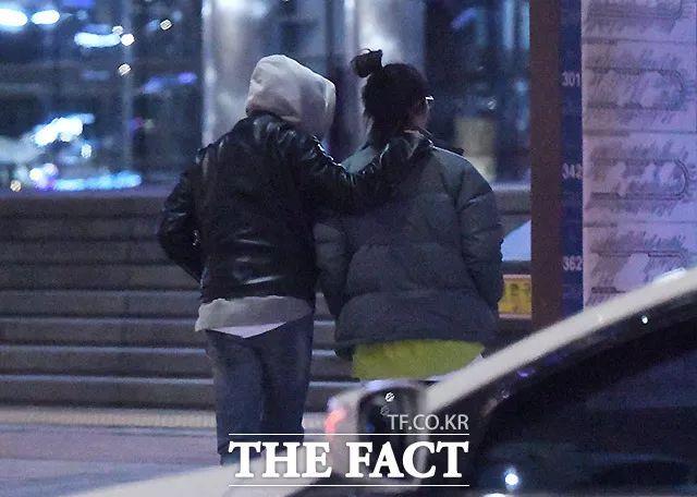 这波偷拍甜哭了!韩国大势人气演员承认恋爱!你啃的CP又错了吧?