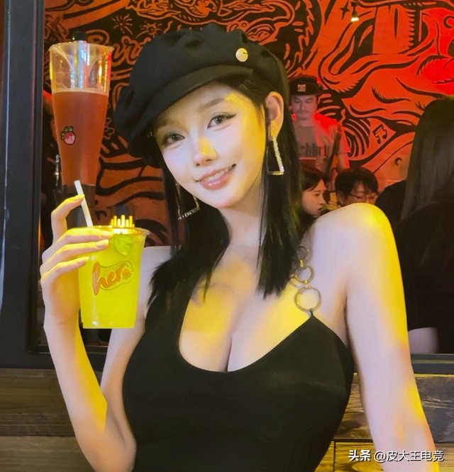 米娜停播数日后开播，身穿红色吊带现身新平台，直言自己不会退网