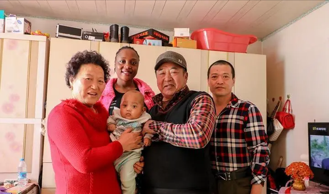 非洲姑娘嫁东北大叔,当上网红直播出轨,今带混血儿子回非洲生活