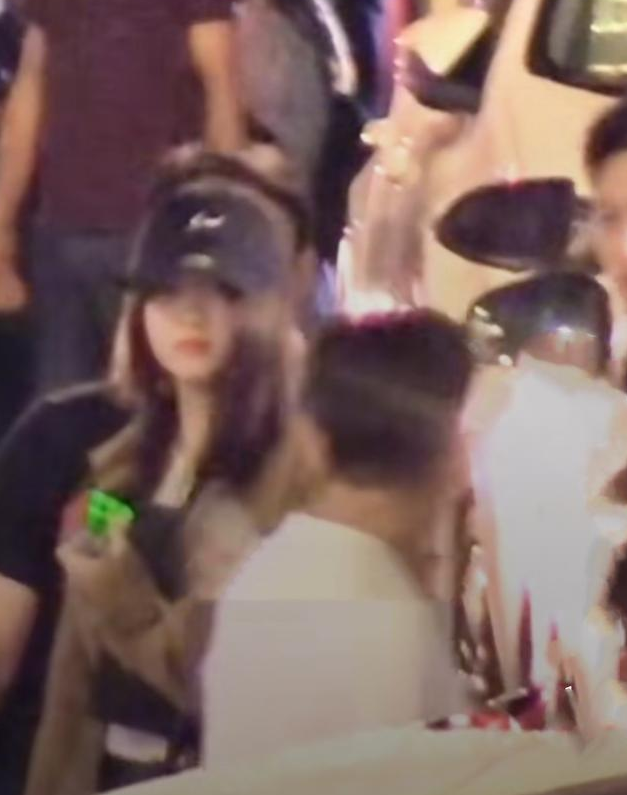 关晓彤穿低胸装捂胸口上直播,娇羞又清纯,被拍探班鹿晗一同过夜