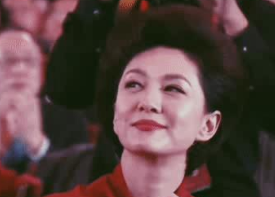 央视美女主播海霞,为练普通话嘴含石子,嫁给科学家幸福美满