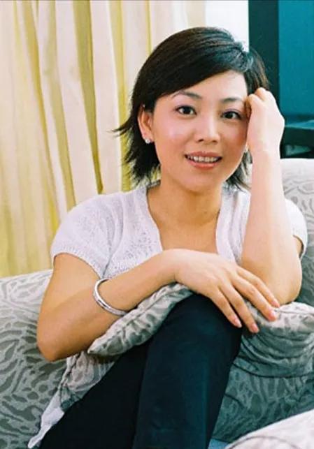 央视主持劳春燕:曾被传去世,与丈夫分居多年,年近半百仍似少女
