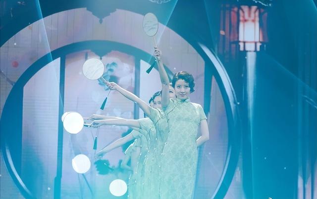 央视主持玩起“女团风”,朱迅站C位,9位女主持穿旗袍惊艳全场
